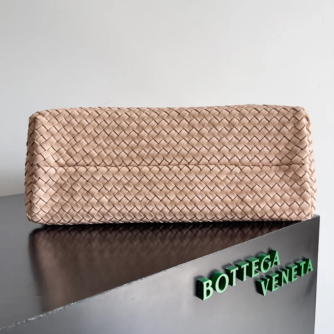 Batch 2860 Classic returns... (large size 51cm) • Cabat, born in 2001, is one of the most iconic styles of the Bottega Veneta workshop. The whole bag is made of top-grade imported lambskin. There is no exposed logo on the whole bag, but with the classic wide woven elements, you can tell who it belongs to at a glance! Can be carried on one shoulder, very practical! Style number: 608811 Size: 51*18*28